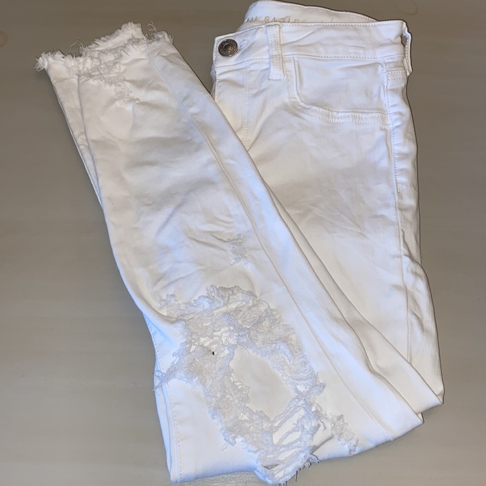 AMERICAN EAGLE White Jeans Ripped style Sz 8 Short